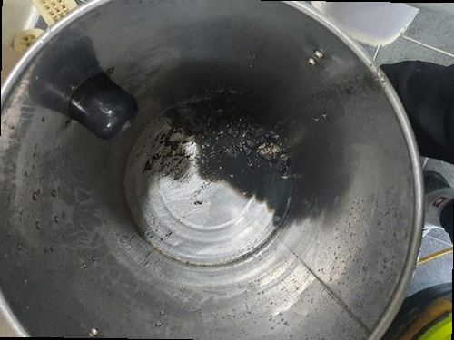 관악구 하수구막힘 배관 내부 세척 후 배수 흐름을 다시 확인하는 모습
